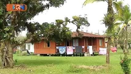 Dividido por la ruta 32, de acceso por Turrialba y movido por el ferrocarril.  Siquirres es nuestro cantón de la semana.  Siquirres además es el epicentro del caribe, por su ubicación geográfica se ubica en medio de todo, por eso su desarrollo prematuro.  En mucho tuvo que ver el famoso padre Evans, él apostó a tener una iglesia redonda, única en Latinoamérica, el primer colegio y mucha más infraestructura.  Hoy por hoy Siquirres detuvo el freno al desarrollo por culpa, según las autoridades, de la ruta 32. Ya la gente no entra a Siquirres. Sin embargo, tras la construcción de APM Terminals, ellos esperan un repunte en todo desarrollo.  Conozca esta semana todo lo respectivo al cantón central de la provincia de Limón.