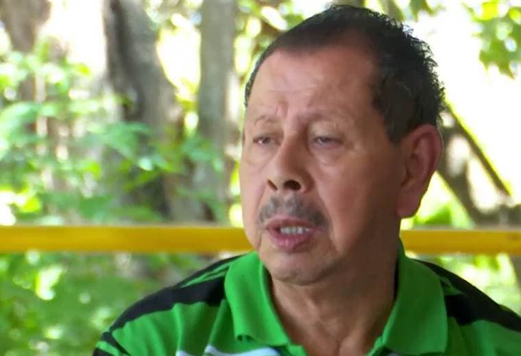 Adulto mayor que sufrió derrame cultiva las verduras que consume el hogar de ancianos donde vive