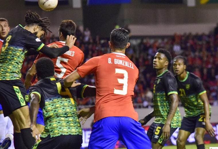 Giancarlo González disputa un balón aéreo contra los jamaiquinos en el Estadio Nacional | Carlos Leiva