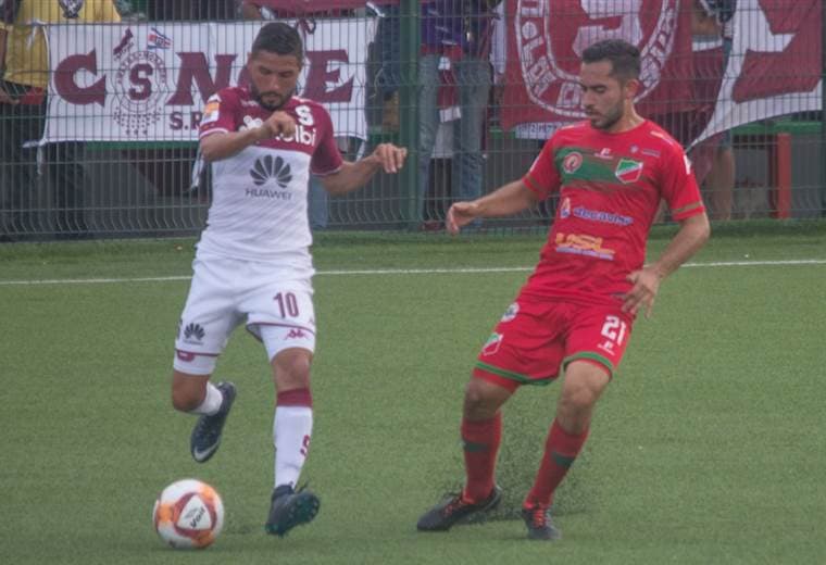Marvin Angulo del Saprissa (izq.) elude la marca de Andrey Ugalde de Carmelita.|Prensa Carmelita