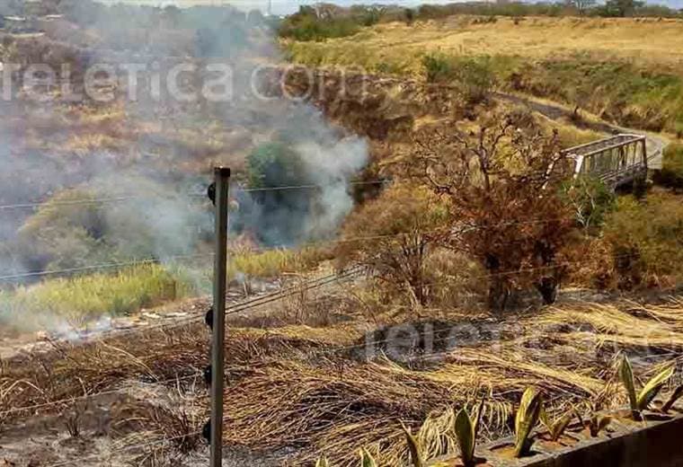 Fotografías captan a supuestos trabajadores de Incofer botando y quemando basura en Tibás