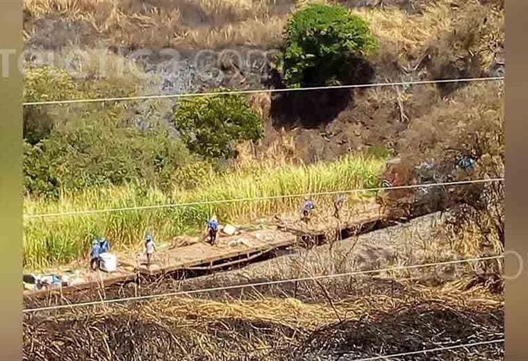 Fotografías captan a supuestos trabajadores de Incofer botando y quemando basura en Tibás