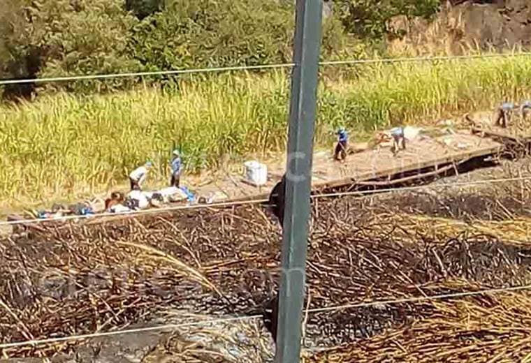 Fotografías captan a supuestos trabajadores de Incofer botando y quemando basura en Tibás