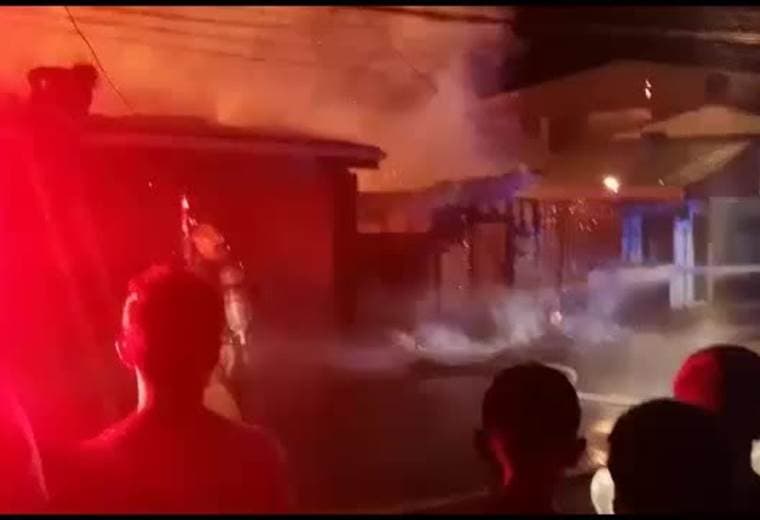 Dos viviendas resultaron consumidas por las llamas tras incendio en Siquirres