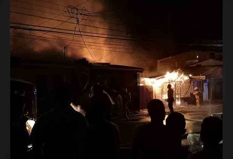 Dos viviendas resultaron consumidas por las llamas tras incendio en Siquirres