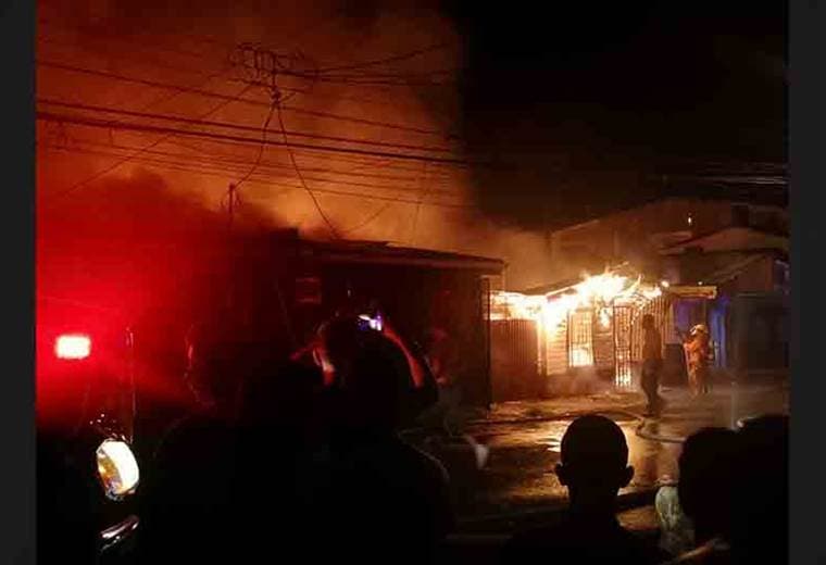 Dos viviendas resultaron consumidas por las llamas tras incendio en Siquirres