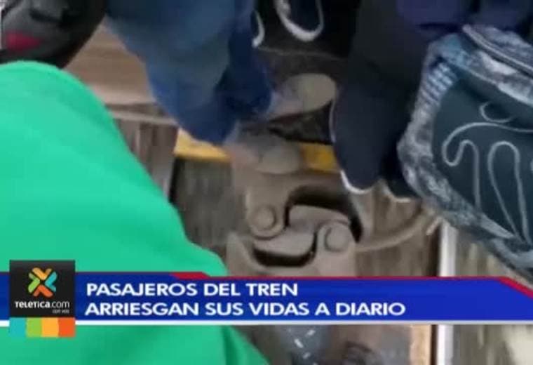 Cientos de pasajeros arriesgan sus vidas todos los días cuando viajan en el tren