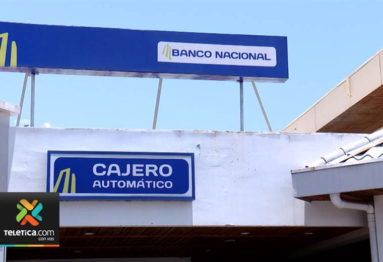 Sujetos asaltaron Banco Nacional en Plaza Cristal esta mañana
