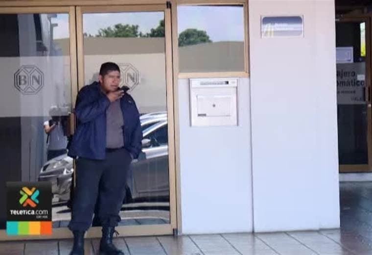 Sujetos asaltaron Banco Nacional en Plaza Cristal esta mañana
