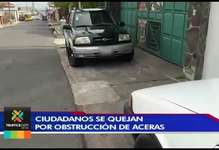 Ciudadanos se quejan por obstrucción de aceras en Cartago