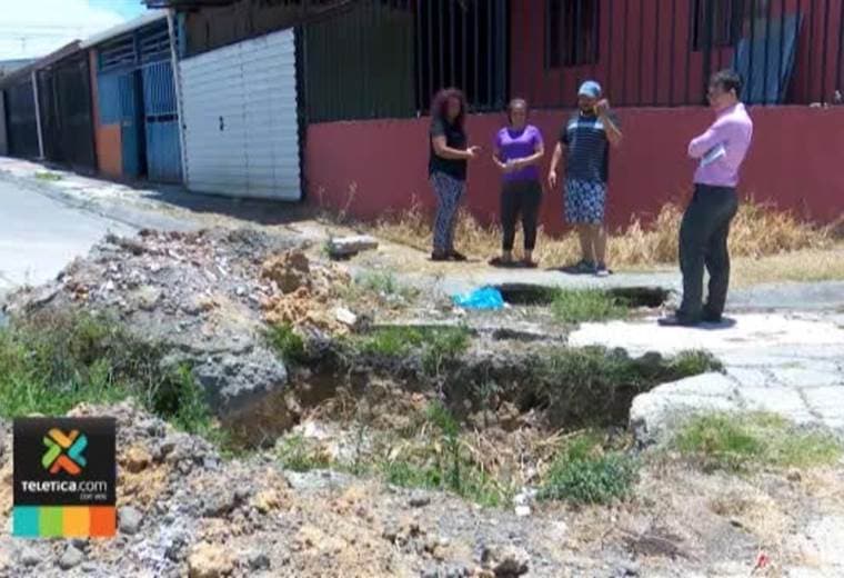 Enorme hueco provoca mucho peligro y malos olores en Higuito de Desamparados