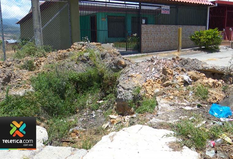 Enorme hueco provoca mucho peligro y malos olores en Higuito de Desamparados