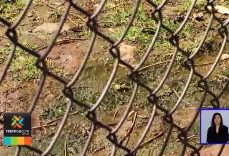Varios espacios públicos en Concepción Abajo de Alajuelita están inundados de aguas negras