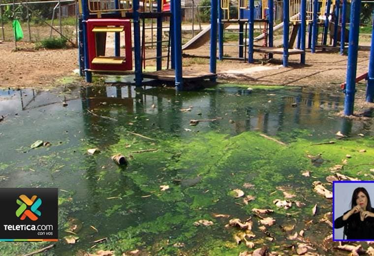 Varios espacios públicos en Concepción Abajo de Alajuelita están inundados de aguas negras