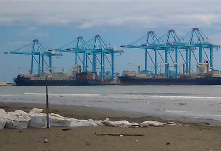 Contenedor de AMP Terminals en el agua