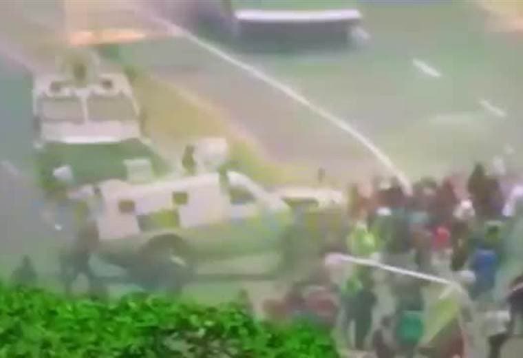 Video capta cuando tanques militares venezolanos le pasan por encima a los manifestantes
