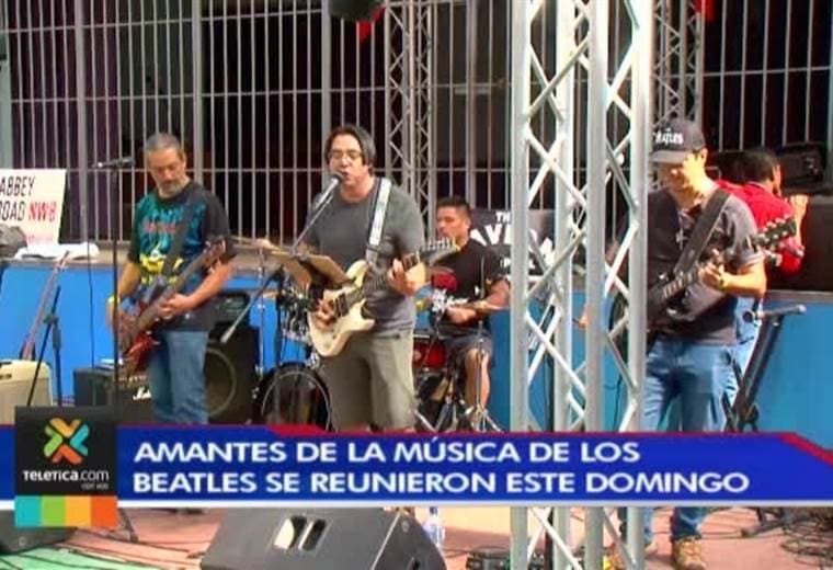 Fanáticos de los Beatles de todas las edades se reunieron para homenajear a sus ídolos.
