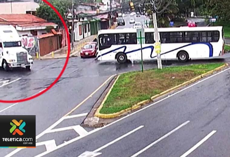 Tráiler arrastró cables del tendido eléctrico, quebró poste y generó presas en cruce de La Galera