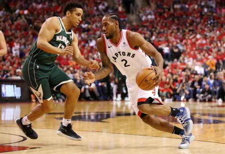 Raptors vencen a Bucks tras dos tiempos extras