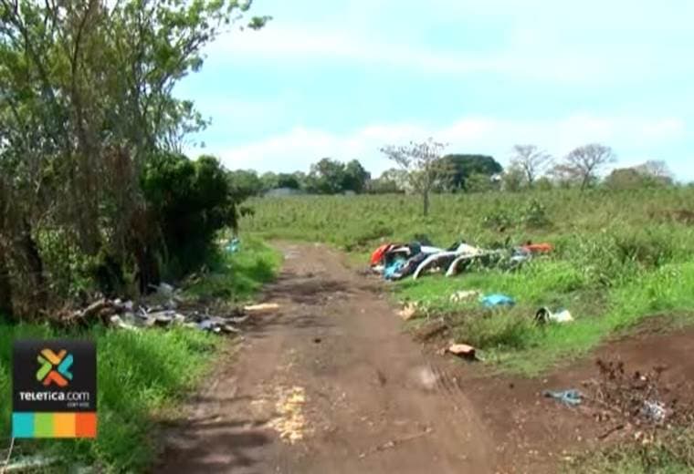 Enorme basurero a cielo abierto afecta a los vecinos de Calle Mora en Santa Bárbara de Heredia