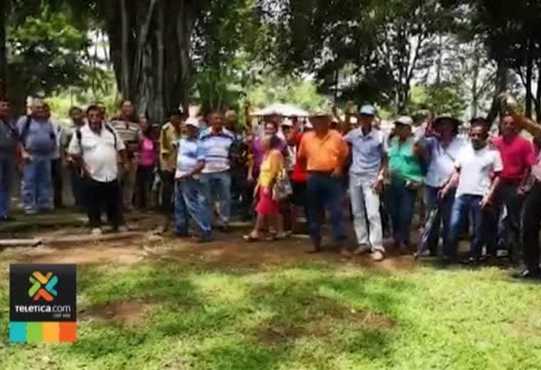 Afectados por nemagón advierten de nuevos bloqueos en puente del río Térraba