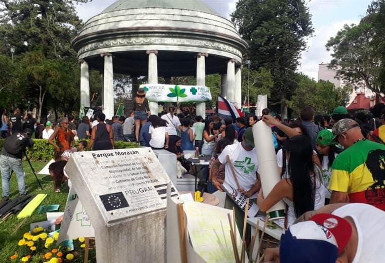 Marcha sobre la concientización del cannabis medicinal se efectuó este sábado en el Parque Morazán