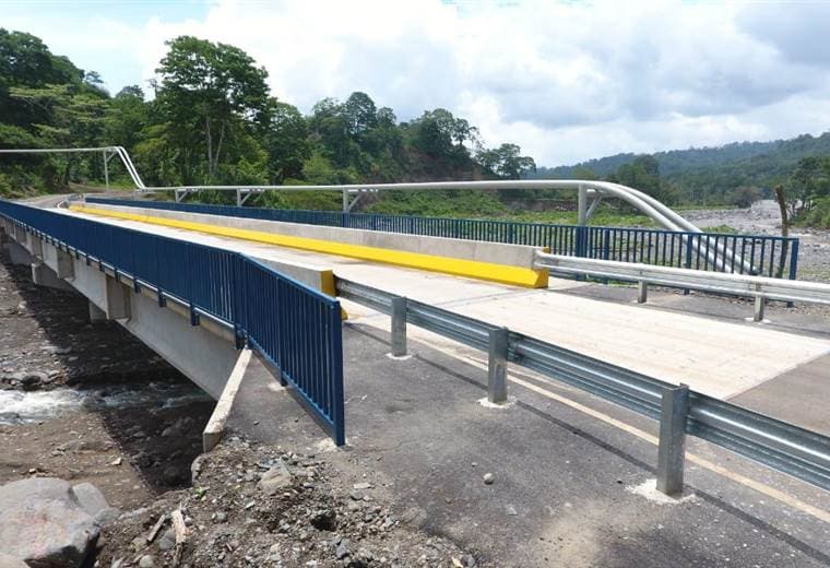 Puente en Río Torito en Peralta de Turrialba