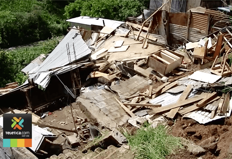 Muro que colapsó en La Carpio amenaza con destruir por lo menos 6 casas más