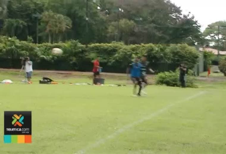 Andrés Carevic le pide buen juego con los pies a sus porteros