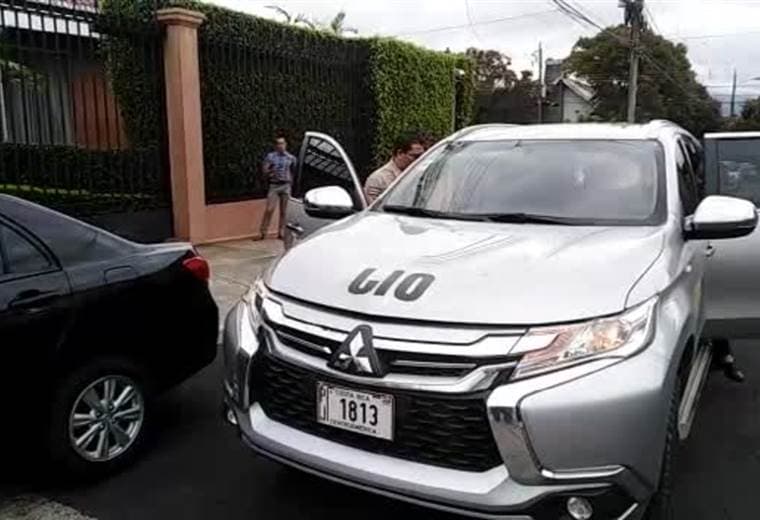 Fiscalia inspecciona casa de Oscar Arias