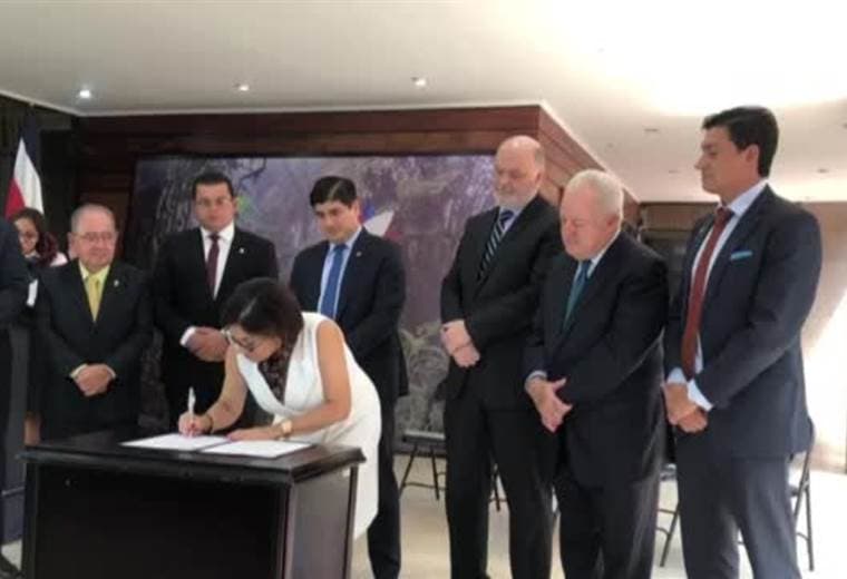 La firma de la moratoria se realizó en Casa Presidencial