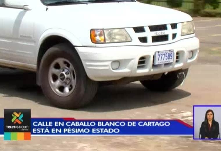 Calle en Caballo Blanco de Cartago está cargada de huecos y afecta en tránsito de los conductores