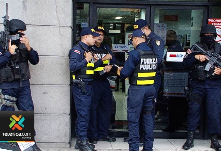 En medio de asalto al banco BCR en Aserrí un cliente aprovechó para intentar llevarse fajo de dinero