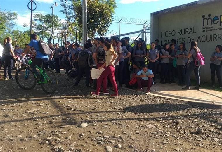 Estudiantes del Liceo Rural Londres en Quepos han decidido cerrar