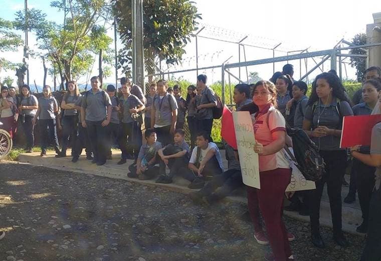 Estudiantes del Liceo Rural Londres en Quepos han decidido cerrar