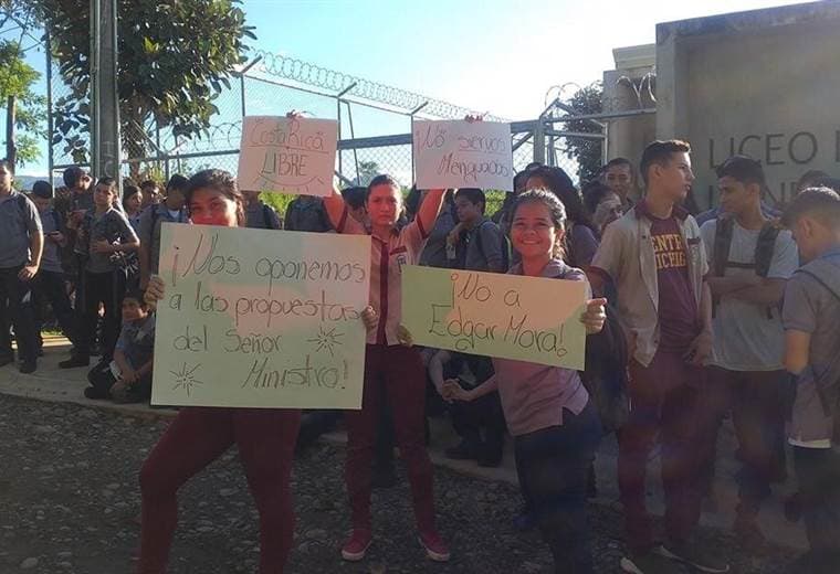 Estudiantes del Liceo Rural Londres en Quepos han decidio