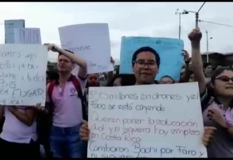 Estudiantes del Liceo Rodrigo Facio llegan a Casa Presidencial