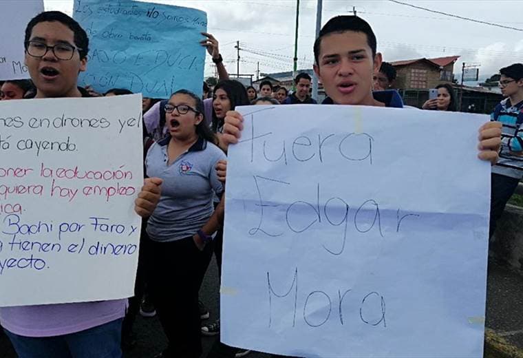 Estudiantes del Liceo Rodrigo Facio llegan a Casa Presidencial