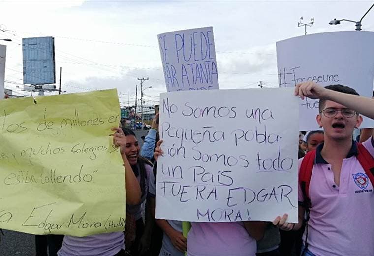 Estudiantes del Liceo Rodrigo Facio llegan a Casa Presidencial