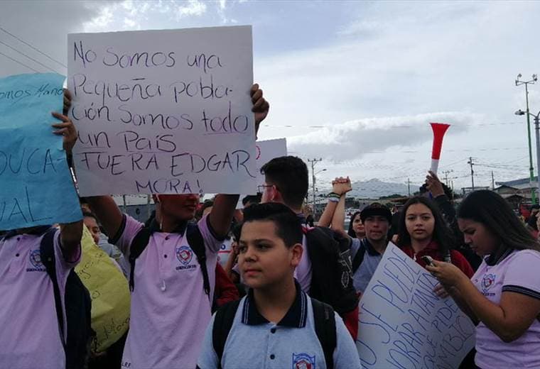 Estudiantes del Liceo Rodrigo Facio llegan a Casa Presidencial