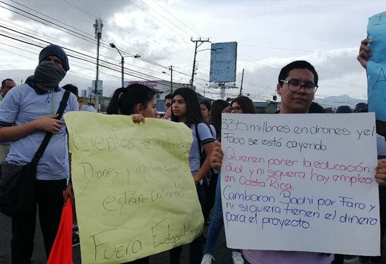 Estudiantes del Liceo Rodrigo Facio llegan a Casa Presidencial