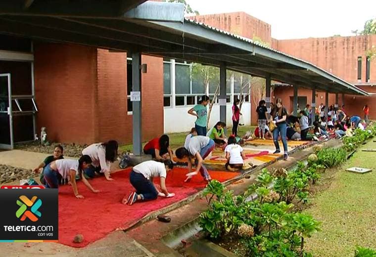 Niños y jóvenes celebran el Corpus Christi en el colegio Iribó
