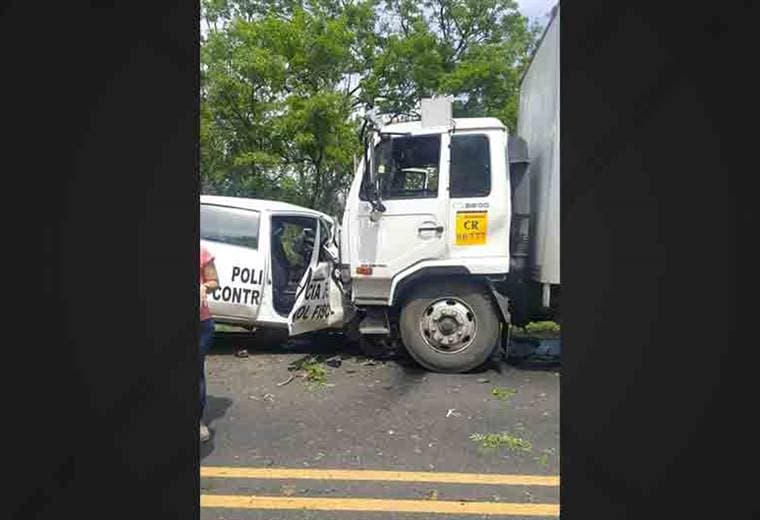 Aparatoso choque en La Cruz