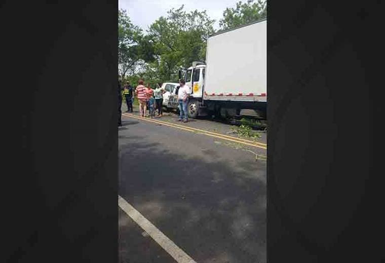 Aparatoso choque en La Cruz