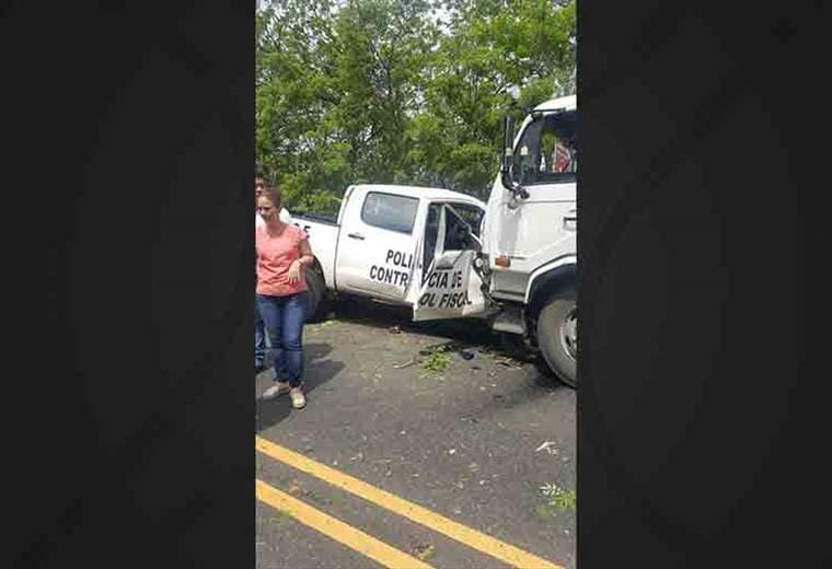 Aparatoso choque en La Cruz