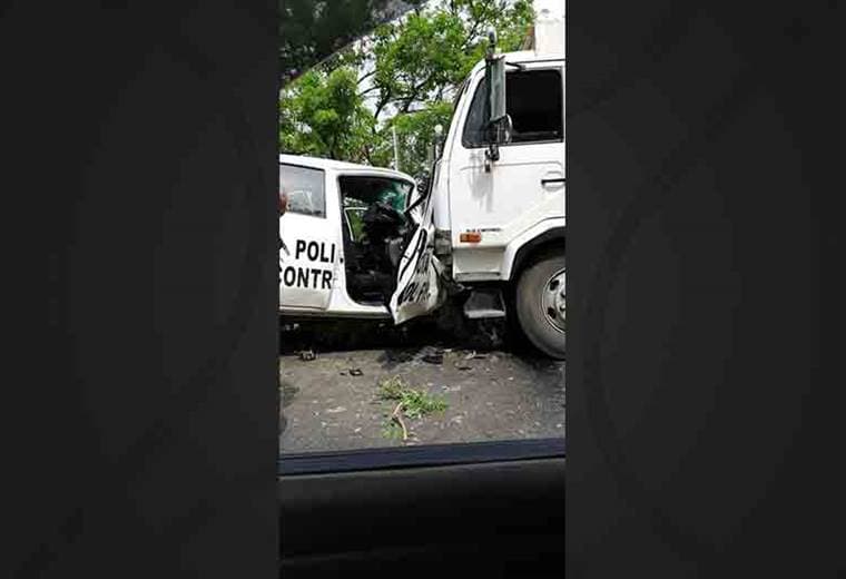 Aparatoso choque en La Cruz