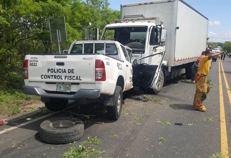 Aparatoso choque entre camión y PCF