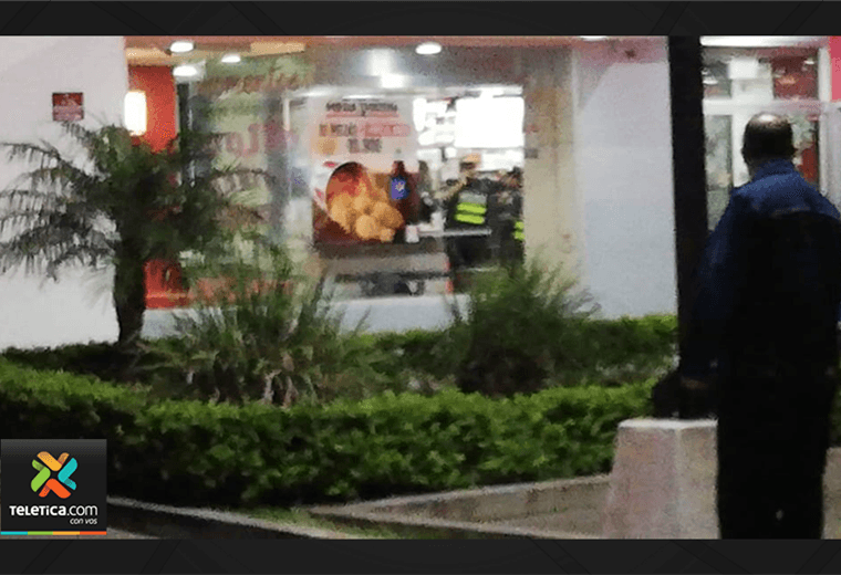 Sujetos armados ingresan a restaurante KFC y matan a cliente en Desamparados. Créditos: Carlos Lacayo