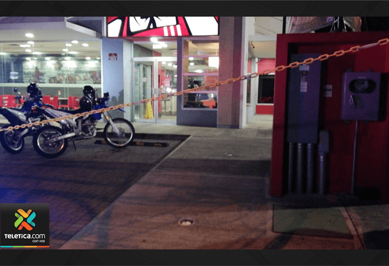 Sujetos armados ingresan a restaurante KFC y matan a cliente en Desamparados. Créditos: Carlos Lacayo