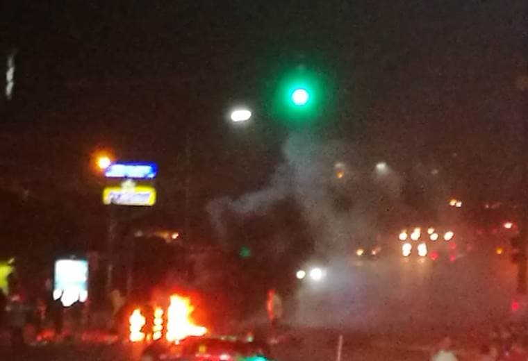 Vecinos de Llanos de Santa Lucía en Paraíso de Cartago cerraron calle en protesta por falta de agua